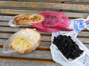Chačapuri, moruše a čurčila.
