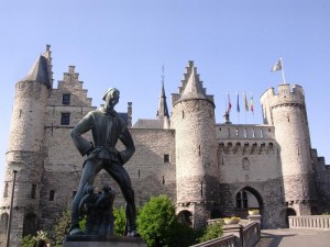 Krásný hrad Het Steen u řeky.