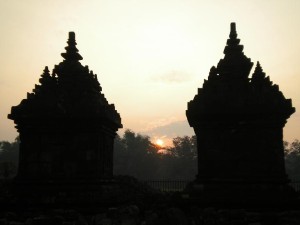 Východ slunce u starých chrámů.
