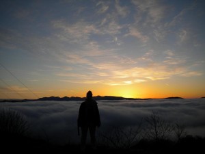 Kvůli východu slunce jsme vstávali kolem 4. hodiny, abychom vylezli na kopec. Že to bude ale takhle skvělý, úžasný a dokonalý východ slunce nikdo z nás nečekal.
