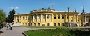Krásná žlutá budova lázní Szechenyi