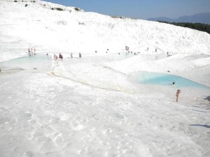 Pamukkale vypadá jako svah pokrytý sněhem